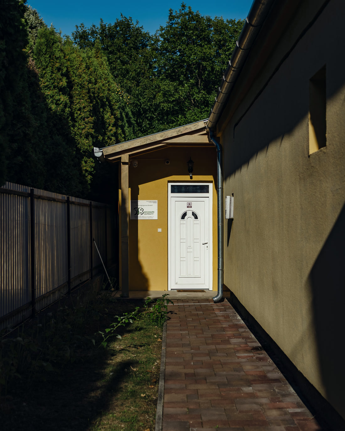 A keskeny átjáró a ház mellett, hátrafelé